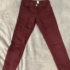 Low-rise jeans are back. Check these nice marooned pants 👀.